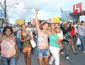 Estudantes e movimentos sociais saem em passeata em Maceió