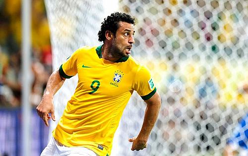 Fred sai para comemorar seu primeiro gol na partida