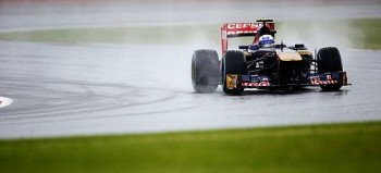 Sob chuva, Daniel Ricciardo, da STR, lidera primeiro treino livre para o GP da Inglaterra