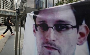 Cartaz em apoio a Edward Snowden pendurado nesta quinta-feira (20) na região central de Hong Kong