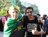 Manifestantes confeccionaram cartazes e caminharam até o Centro