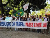 Manifestantes confeccionaram cartazes e caminharam até o Centro