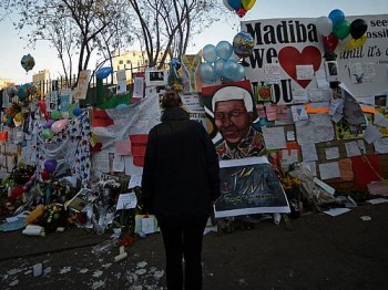 Frente de hospital onde Mandela está internado vira lugar de homenagens