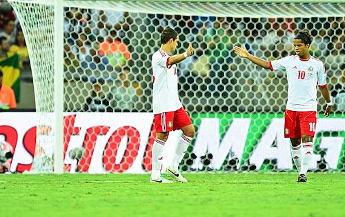 Chicharito e Giovani dos Santos comemoram durante a vitória mexicana no Mineirão