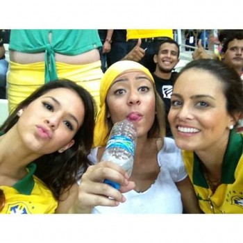 Bruna Marquezine assiste ao jogo ao lado da irmã de Neymar