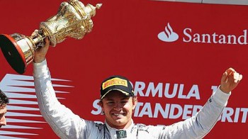 Nico Rosberg da Mercedes comemora no pódio depois de vencer a GP de Silverstone