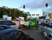 Estudantes e movimentos sociais saem em passeata em Maceió