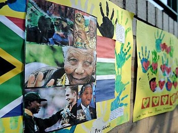 Cartazes de apoio a Nelson Mandela feitos por crianças
