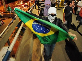 Manifestante leva bandeira do Brasil para o terceiro dia de protestos em Campinas