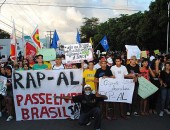 Manifestantes nas ruas de Maceió