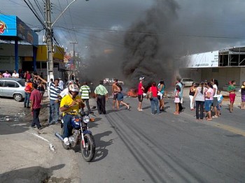 Revoltados com a onda de assaltos, estudantes fecham trânsito no Tabuleiro do Martins