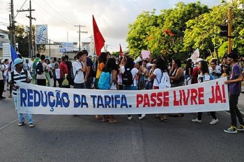 Estudantes cobram redução de tarifa e passe livre