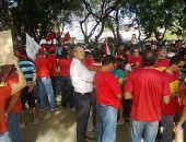 Manifestantes se concentram na Praça do Centenário