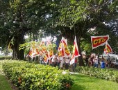 Manifestantes se concentram na Praça do Centenário