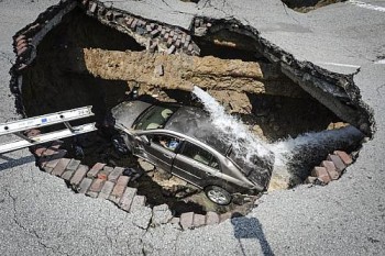 Foto divulgada pelos bombeiros mostra o carro de Pamela Knox dentro do buraco em Toledo, Ohio