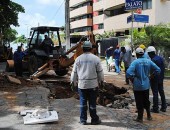 Após rompimento de tubulação, subsolo de prédio e tomado por água e lama