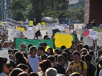 Grupo protesta contra a PEC 37, que acaba com o poder de investigação do Ministério Público, em São Paulo