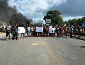 Familiares de jovem acusado de assalto bloqueim via no Santa Amélia