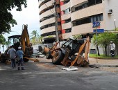 Após rompimento de tubulação, subsolo de prédio e tomado por água e lama