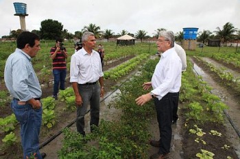 Governador conhece horta da comunidade acolhedora Sarar