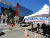 PMs realizam protesto em frente ao Palácio