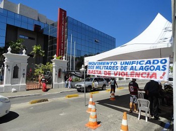 PMs realizam protesto em frente ao Palácio