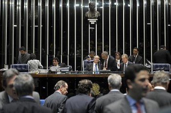 Em sessão presidida por Renan, plenário aprova PEC que reduz número de suplentes