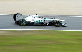 Lewis Hamilton desbancou Vettel, que vinha sendo o mais rápido do fim de semana, para cravar a pole em Nurburgring