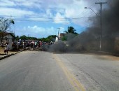 Familiares de jovem acusado de assalto bloqueim via no Santa Amélia