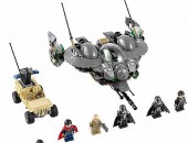 O kit vem com a nave espacial do vilão Zod, a Black Zero Dropship. Ela tem asas ajustáveis, canhão rotativo, disparadores duplos e prateleira de armas. O pacote ainda tem cinco minifiguras: Superman, Coronel Hardy, General Zod, Faora e Tor-An