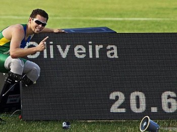 Com o tempo de 20s66, o paraense arrasou o recorde mundial anterior, de 21s30, pertencente ao sul-africano Oscar Pistorius