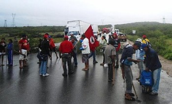 Movimentos sociais interditam rodovia e prometem parar o Estado