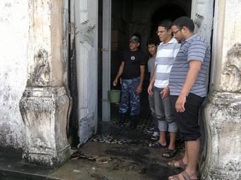 Porta de igreja secular incendeia