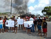 Familiares de jovem acusado de assalto bloqueim via no Santa Amélia