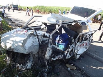 Carro se chocou de frente com caminhão e ficou totalmente destruído com o impacto.