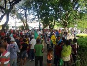 Manifestantes se concentram na Praça do Centenário