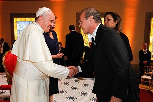 Presidente do Senado, Renan e a esposa, dona Verônica cumprimentam o Papa Francisco