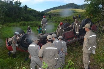 Caminhão carregado capota e deixa vítima em Novo Lino