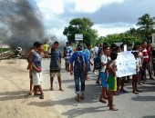 Familiares de jovem acusado de assalto bloqueim via no Santa Amélia