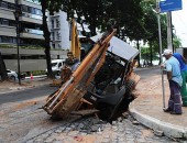 Após rompimento de tubulação, subsolo de prédio e tomado por água e lama