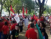 Manifestantes se concentram na Praça do Centenário