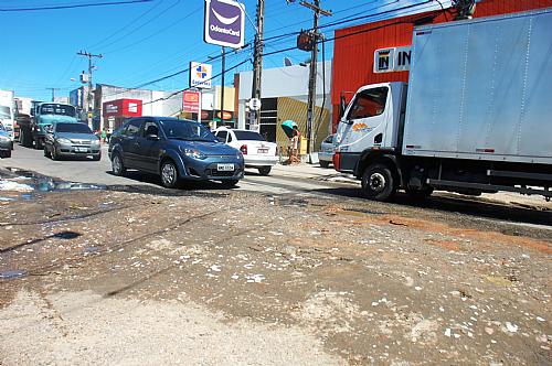 Buraco deixa trânsito caótico na Avenida Cleto Campelo