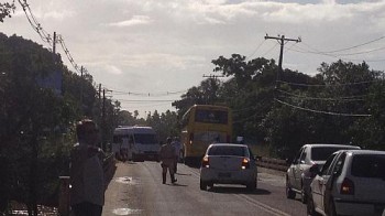 Os manifestantes utilizam galhos e pneus para impedir a passagem de veículos.