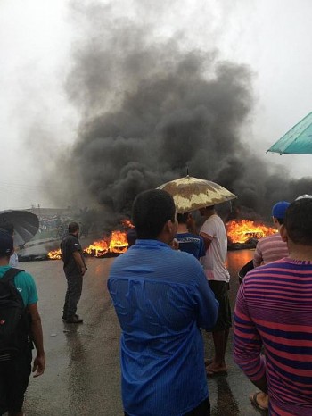 Manifestantes atearam fogo em pneus na rodovia BR-101