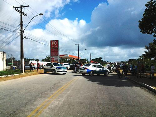 Familiares de jovem acusado de assalto bloqueim via no Santa Amélia