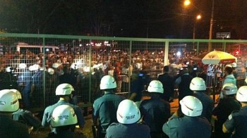 Torcedores do São Paulo protestam em frente ao Morumbi