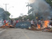 Os moradores bloquearam o trânsito devido ao acidente