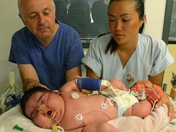 A pequena com a equipe médica de hospital em Leipzig na segunda-feira