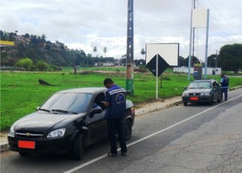 Agentes de fiscalização da Arsal durante abordagem