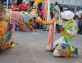 Atores encenam no meio da rua; Boi de carnaval também atrai as atenções